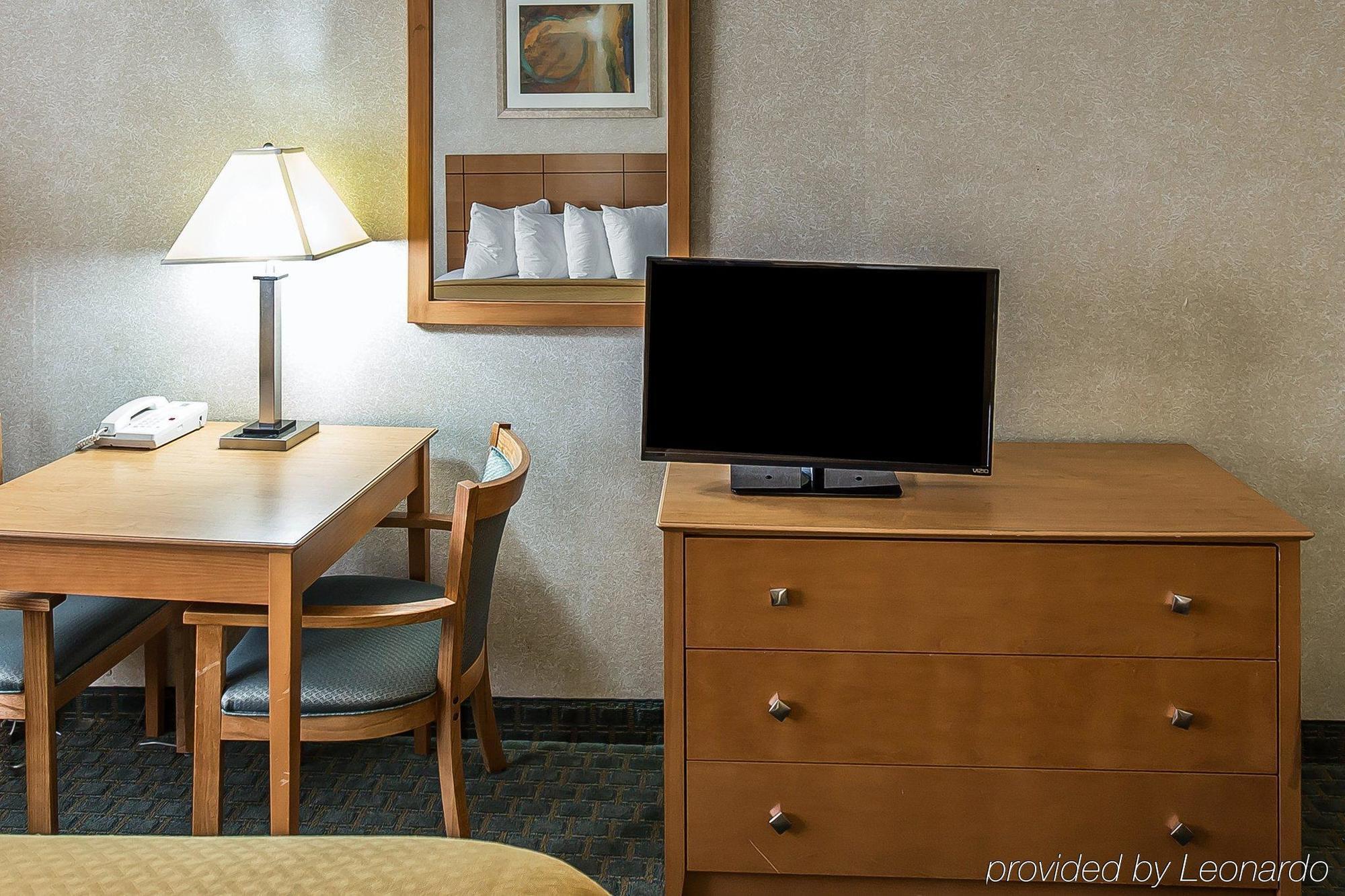 Quality Inn At Collins Road - Cedar Rapids Ngoại thất bức ảnh